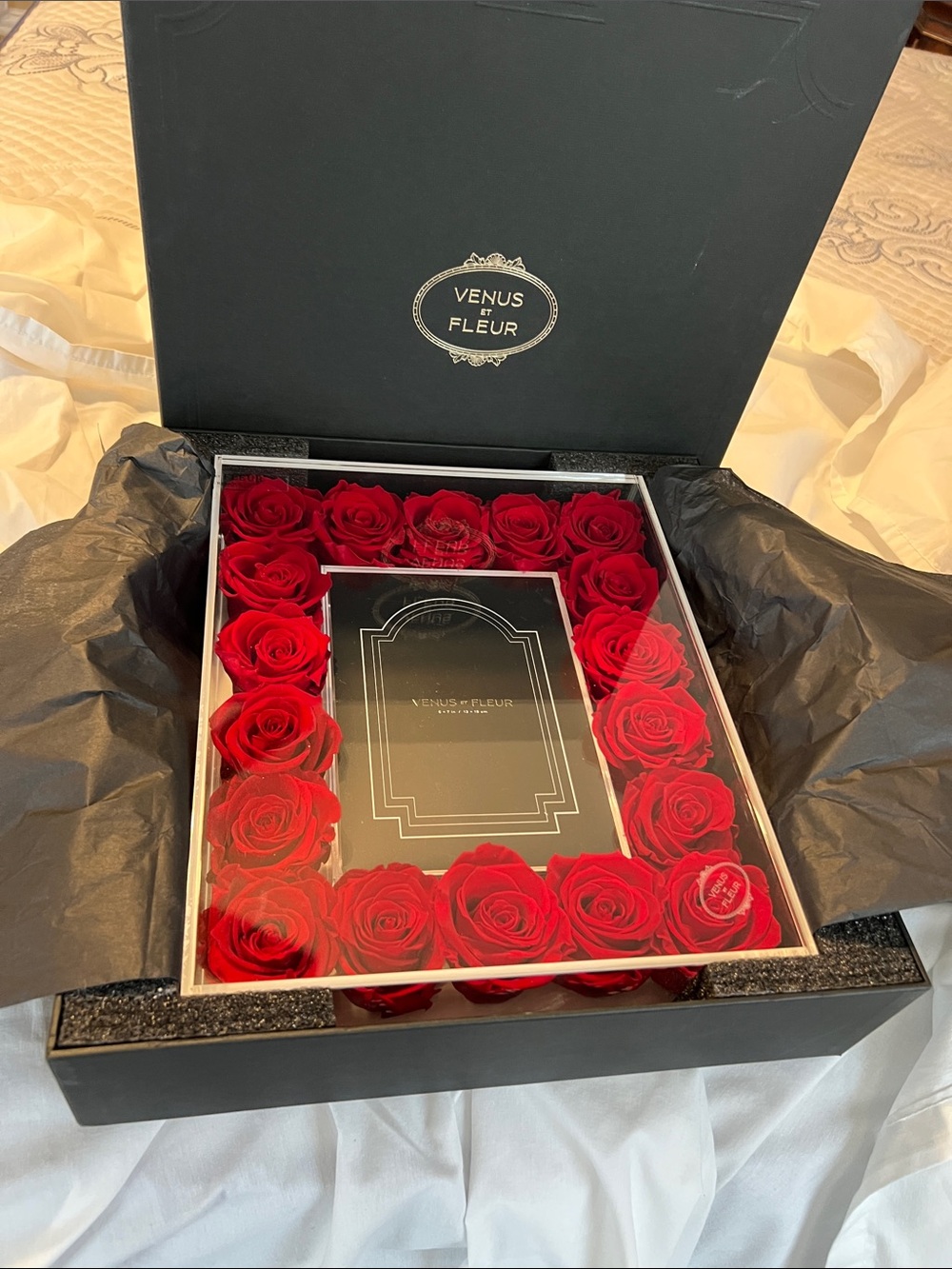 VENUS ET FLEUR Red Rose Arrangement in Black Elegant Box
